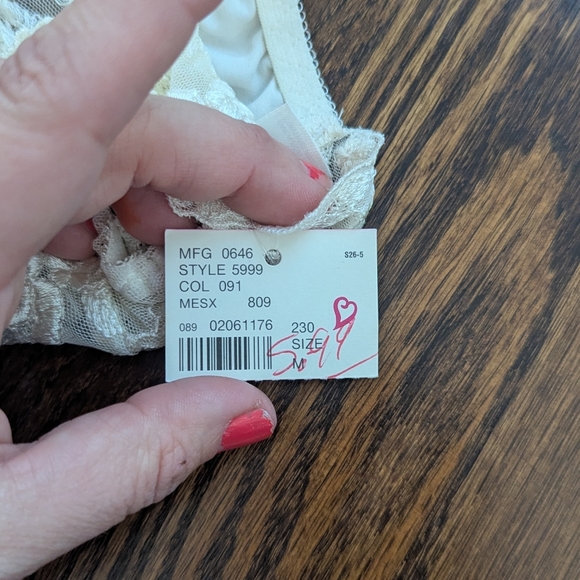 NEW Vintage Victoria's Secret Silk Bridal Cream Lace Thong Medium Y2K - Picture 6 of 6